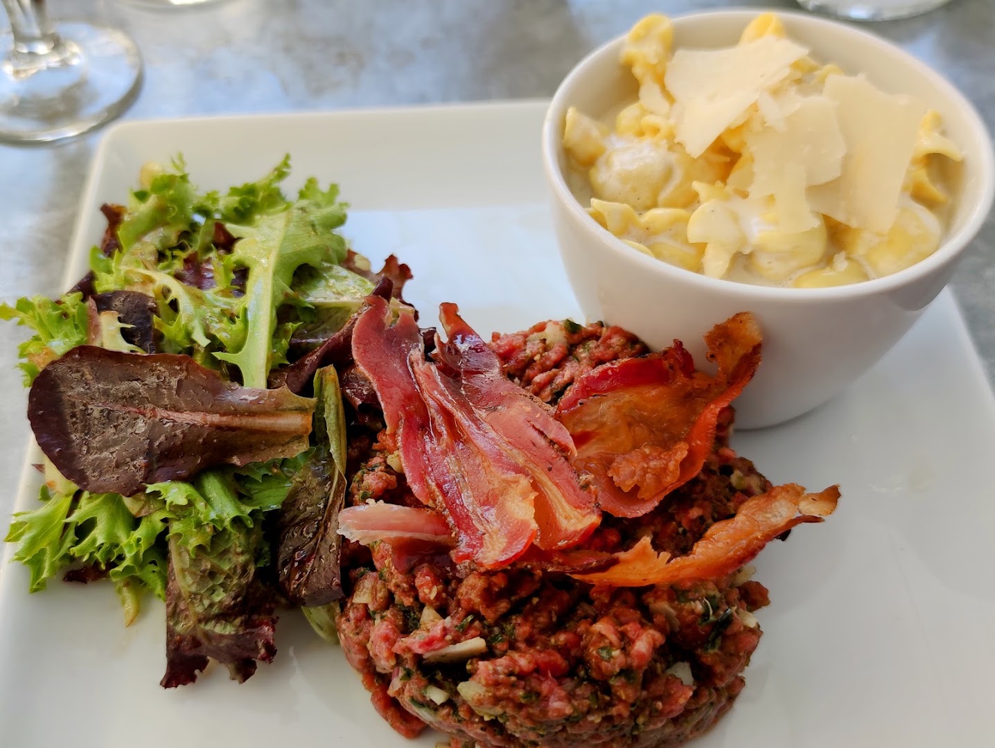 Une assiette colorée servie au Bistrot Chez Lolotte