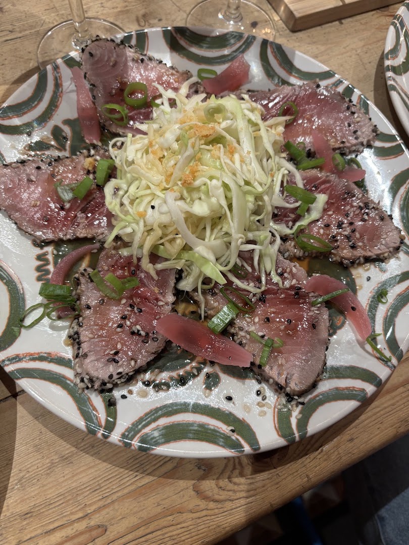 Une assiette de viande tranchée accompagnée de salade