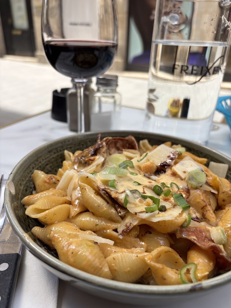 Une assiette creuse de pâtes servie à table