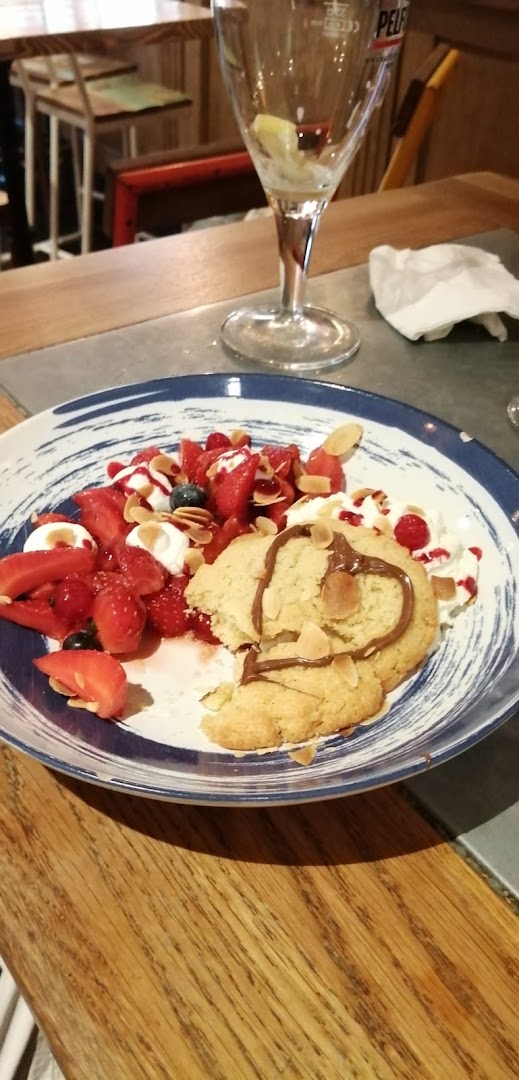 Une assiette de houmous garnie de tomates et de verdure